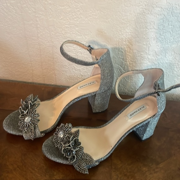 Stylish heels with beautiful design - Picture 2 of 6